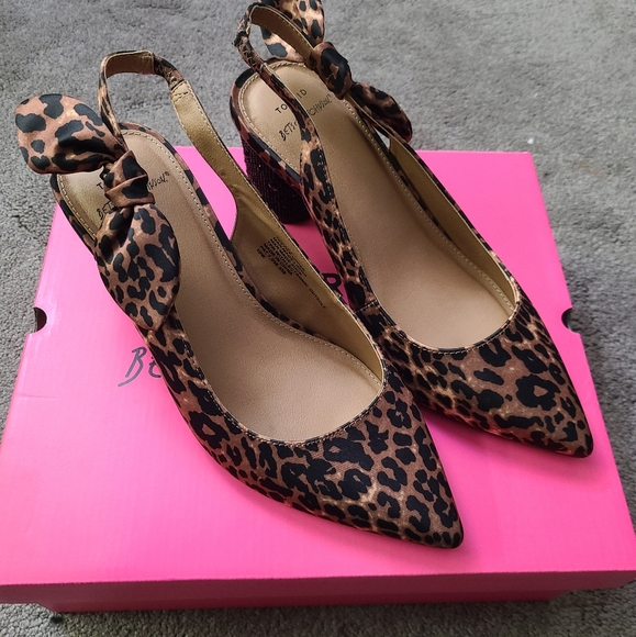 Torrid Betsey Johnson Leopard Pointed Heels - Picture 5 of 9